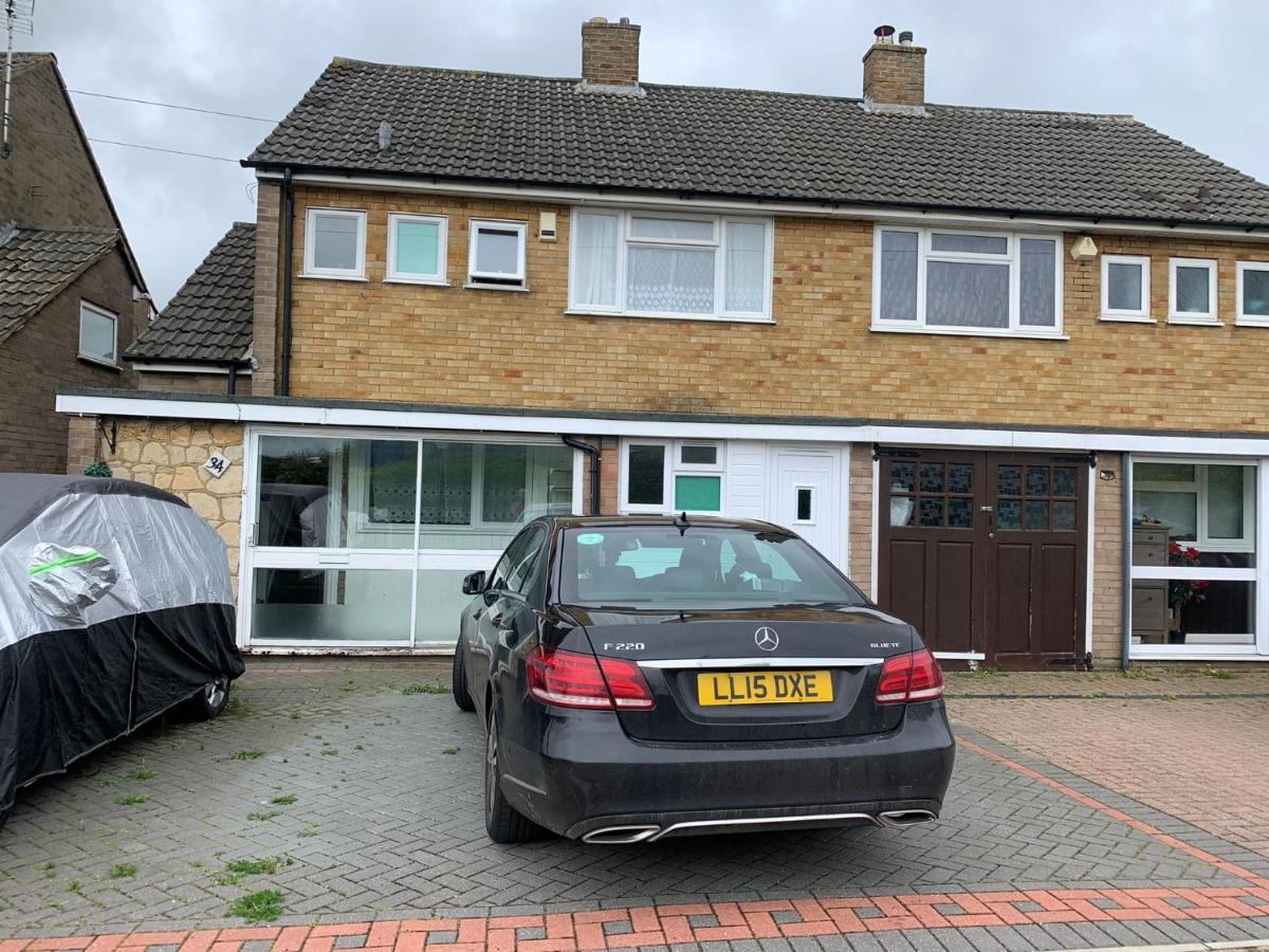 Beaconsfield 4 Bedroom House In Quiet And A Very Pleasant Area, Near London Luton Airport With Free Parking, Fast Wifi, Smart Tv Kültér fotó