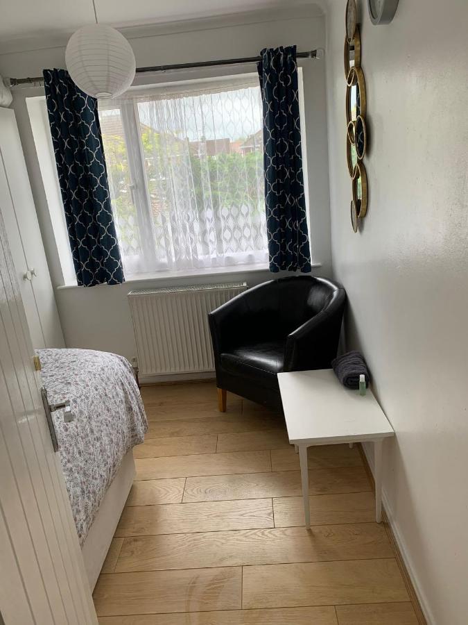 Beaconsfield 4 Bedroom House In Quiet And A Very Pleasant Area, Near London Luton Airport With Free Parking, Fast Wifi, Smart Tv Kültér fotó