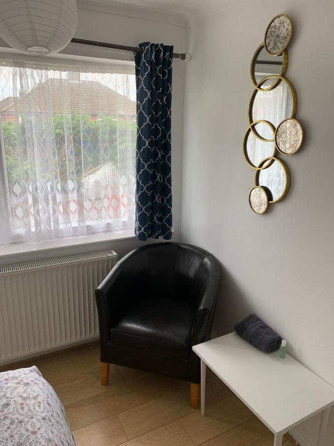 Beaconsfield 4 Bedroom House In Quiet And A Very Pleasant Area, Near London Luton Airport With Free Parking, Fast Wifi, Smart Tv Kültér fotó