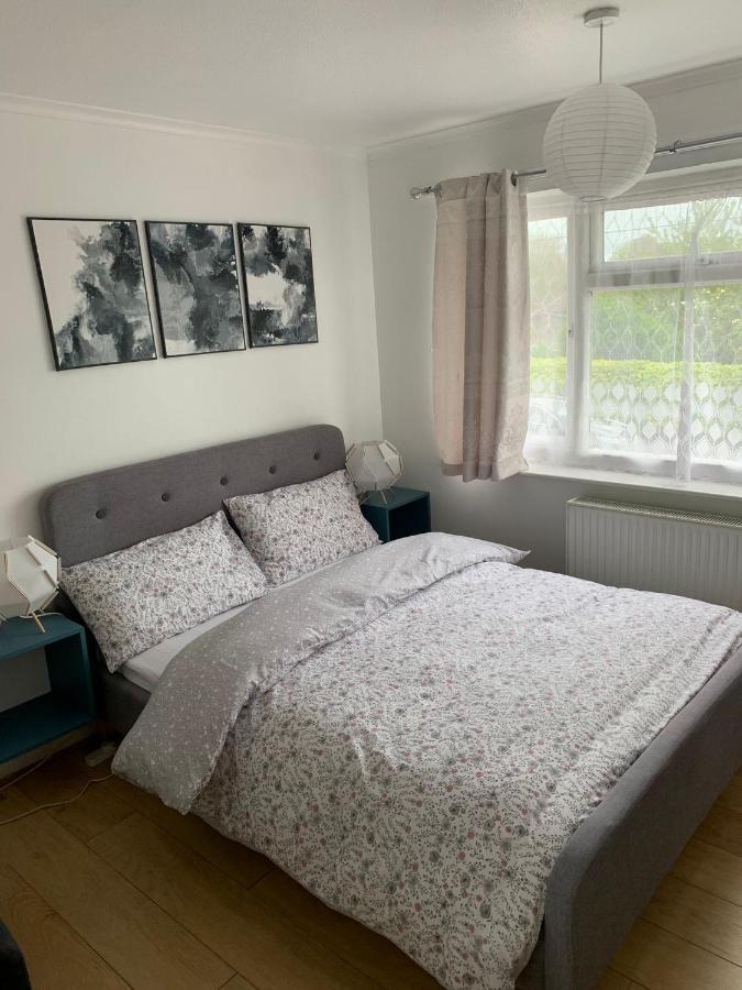 Beaconsfield 4 Bedroom House In Quiet And A Very Pleasant Area, Near London Luton Airport With Free Parking, Fast Wifi, Smart Tv Kültér fotó
