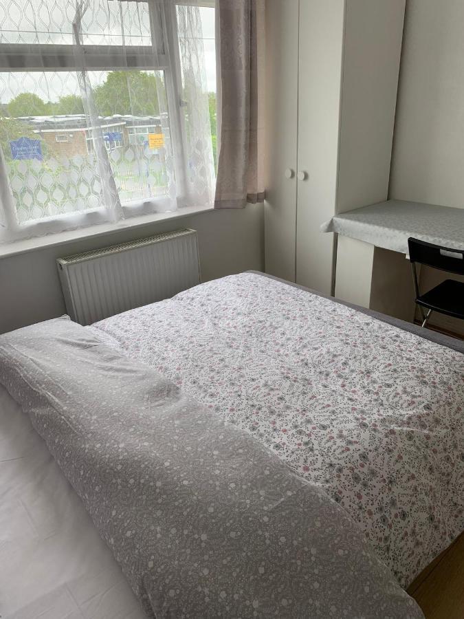 Beaconsfield 4 Bedroom House In Quiet And A Very Pleasant Area, Near London Luton Airport With Free Parking, Fast Wifi, Smart Tv Kültér fotó