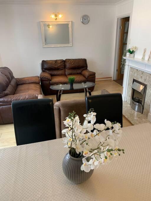 Beaconsfield 4 Bedroom House In Quiet And A Very Pleasant Area, Near London Luton Airport With Free Parking, Fast Wifi, Smart Tv Kültér fotó